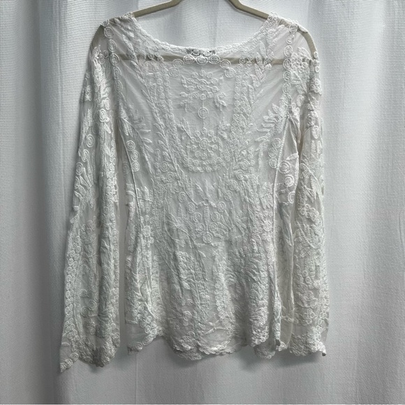 We Are Not Alone Women’s Ivory Lace Bell Sleeve Top size Medium - Picture 6 of 9